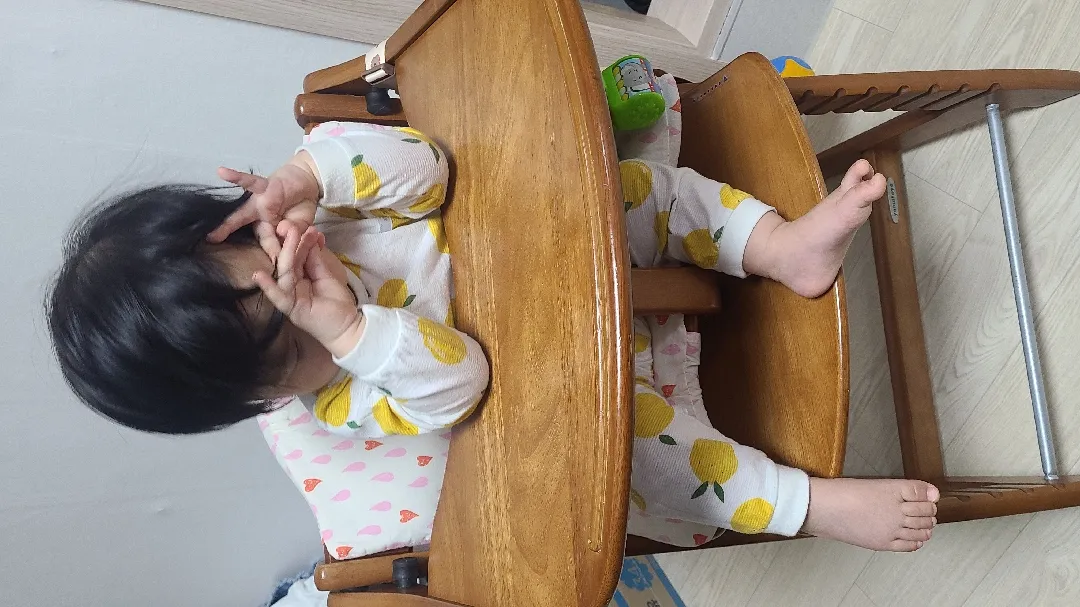 하이체어에 똑바로 잘 앉나요?