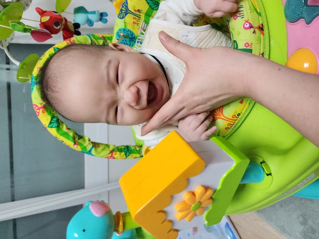 웃음이 엄청 많고 깔깔대요