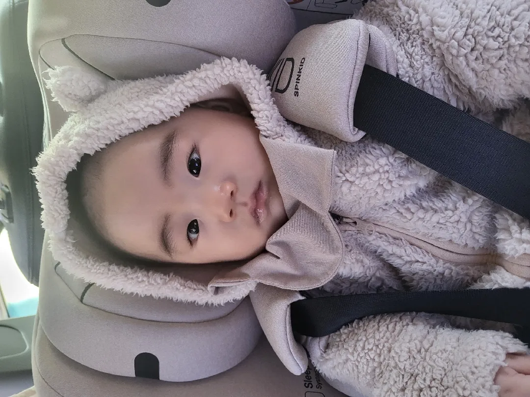 잘 안 웃는 아기😐