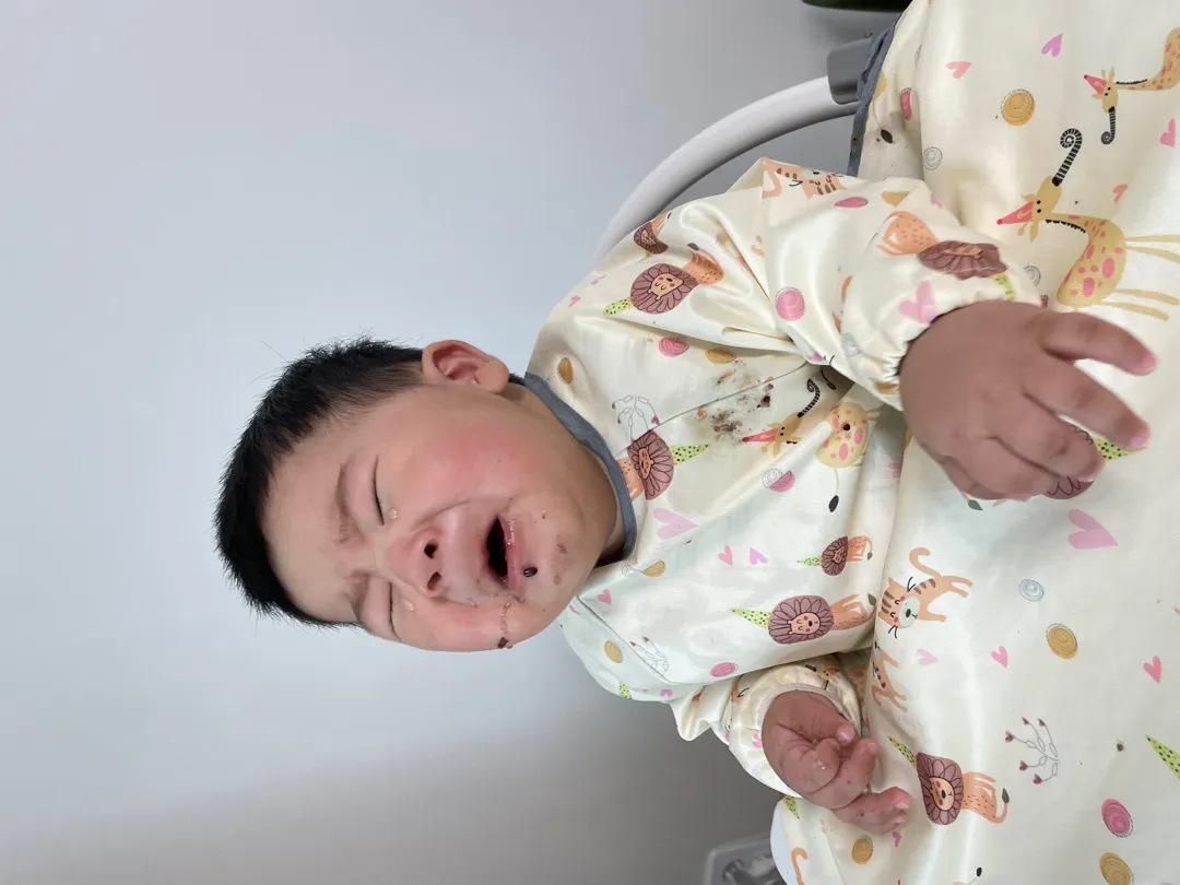 이유식 먹다가 오열하는 아기