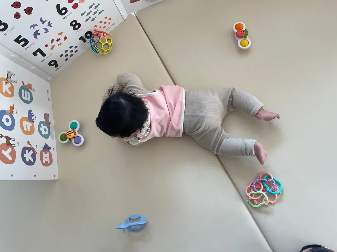 아기가 방향전환을 살짝씩 하길래