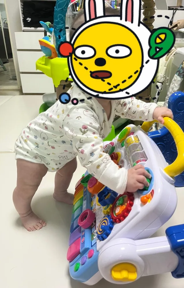 아기가 혼자 잡고 일어나요