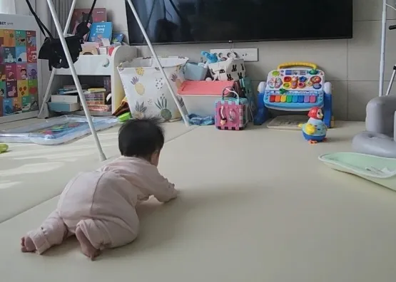 저희아가 오늘 기어갔어요!!!