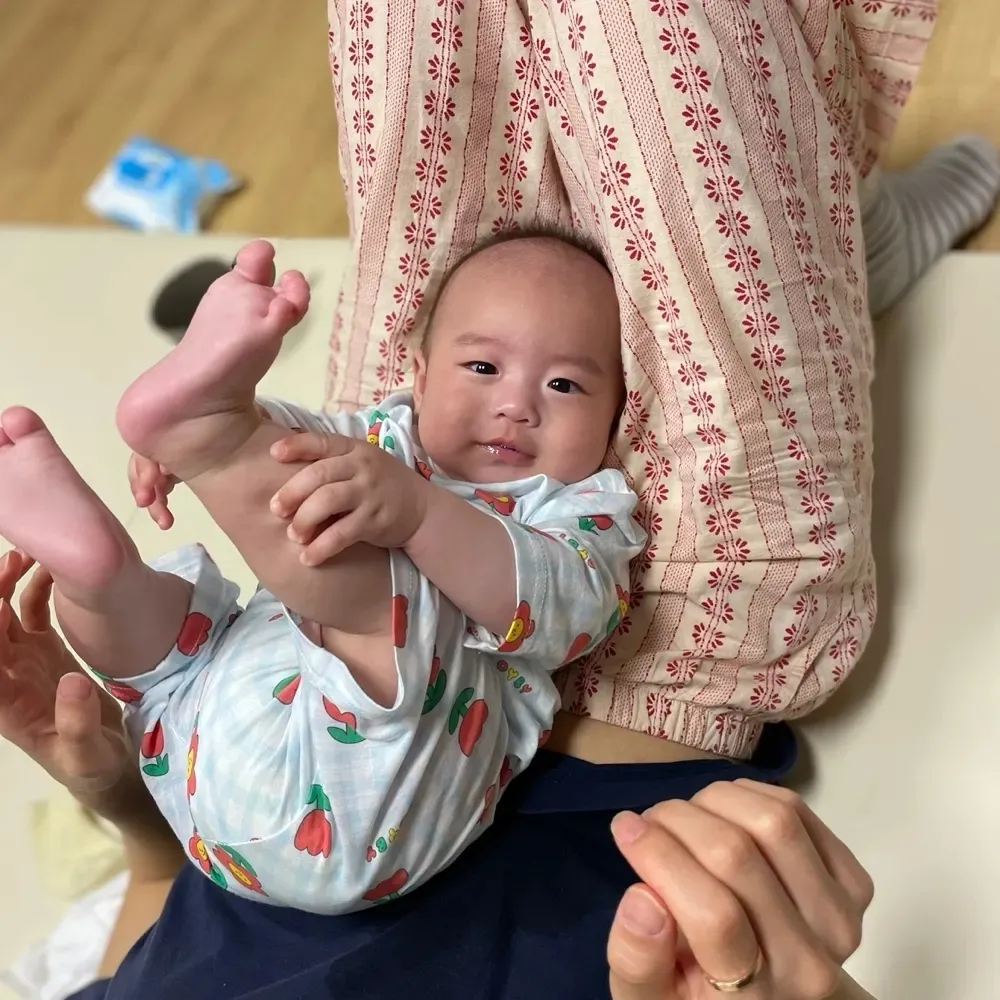 발잡고 놀기 시작했어요