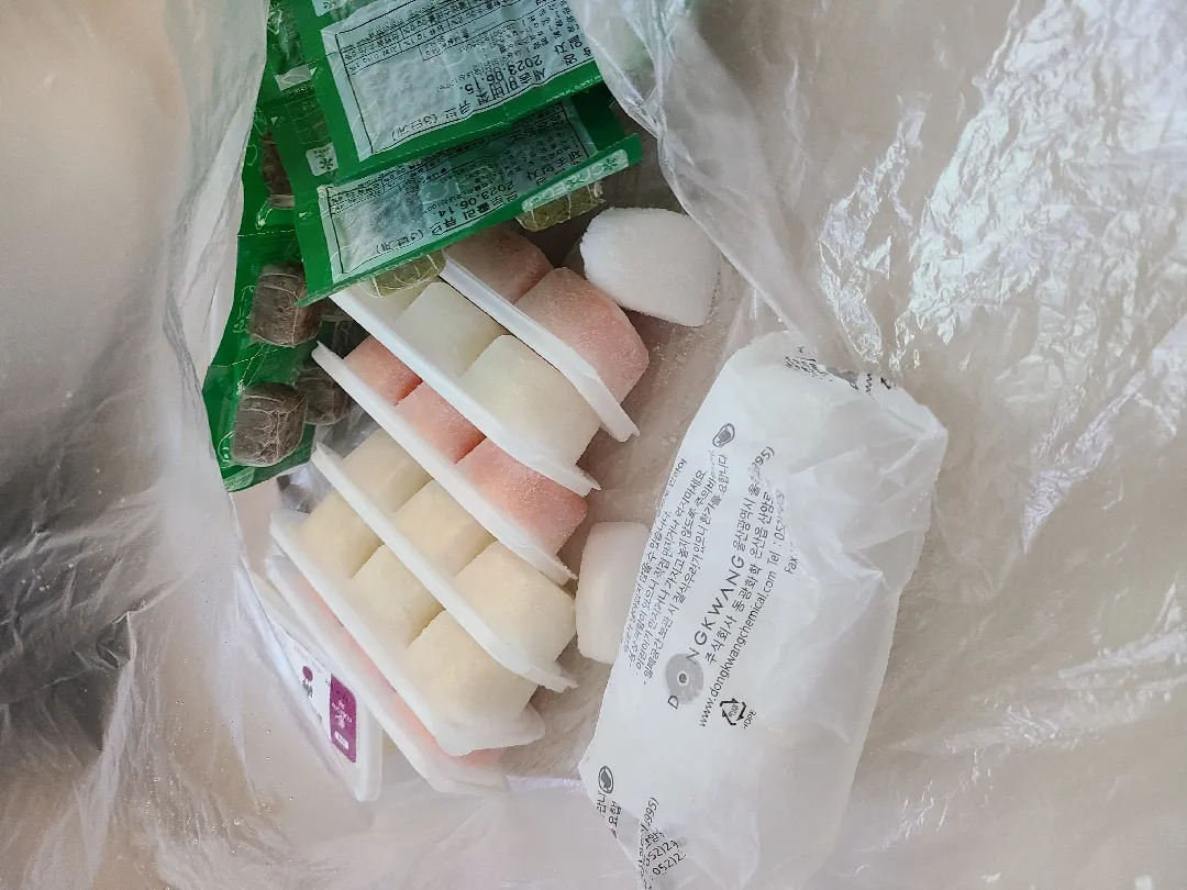 아기가 드라이아이스를 만졌어요