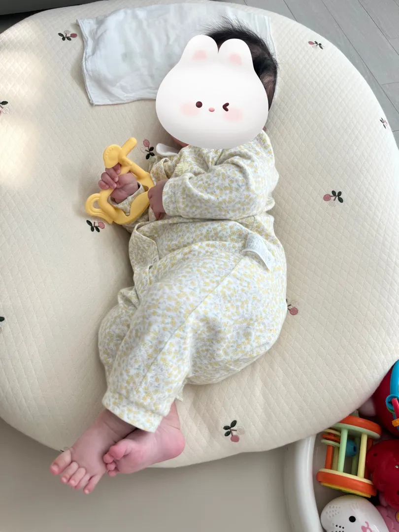 요로케 발 꼬고있는 아기있나요~~