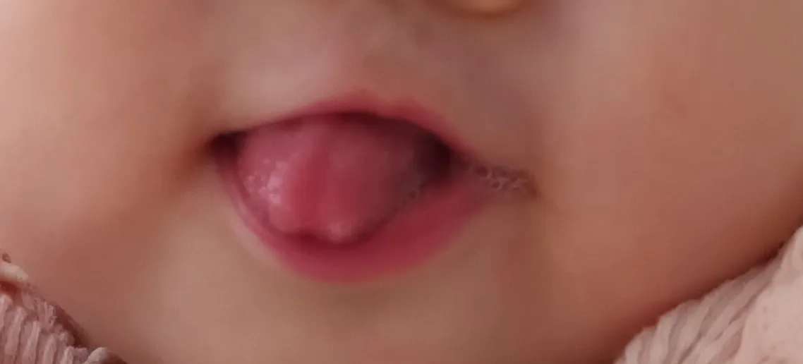 6개월 딸램 혀 왜내미는걸까요?