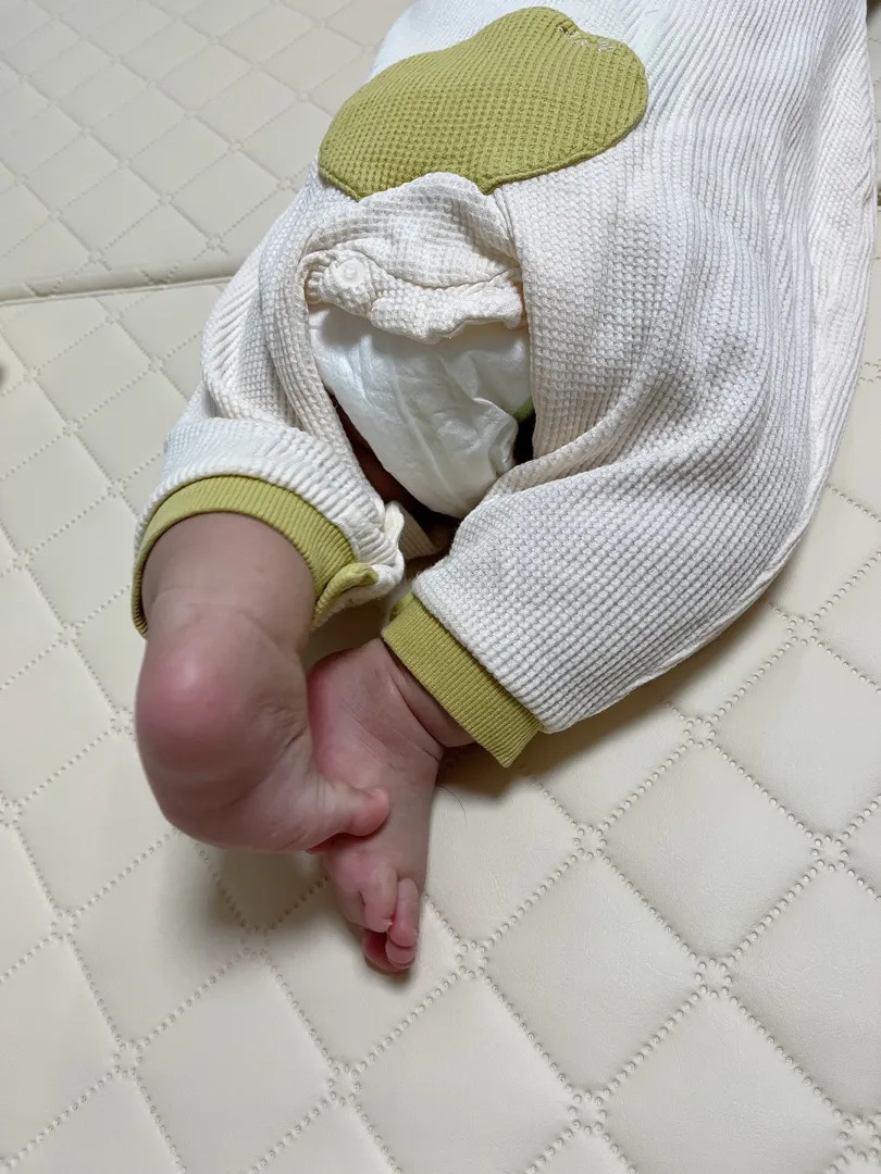 발 꼬고 있는거 왜 이런걸까요??