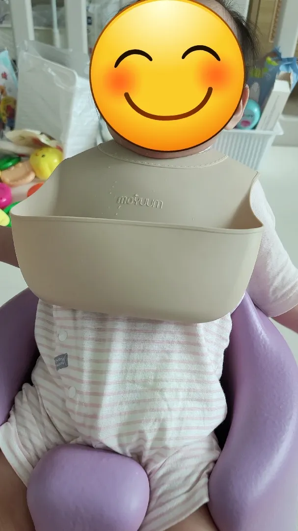 이유식 먹다가 뒤로 제끼는 아기