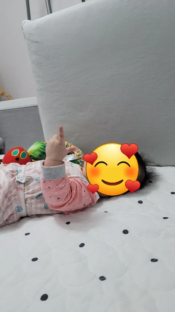 혹시 자기 손가락을 유심히 보는 아가 있을가요??