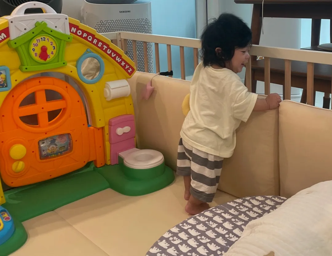 6개월아기 하루종일 잡고 서는데 냅둬도 되나요..??