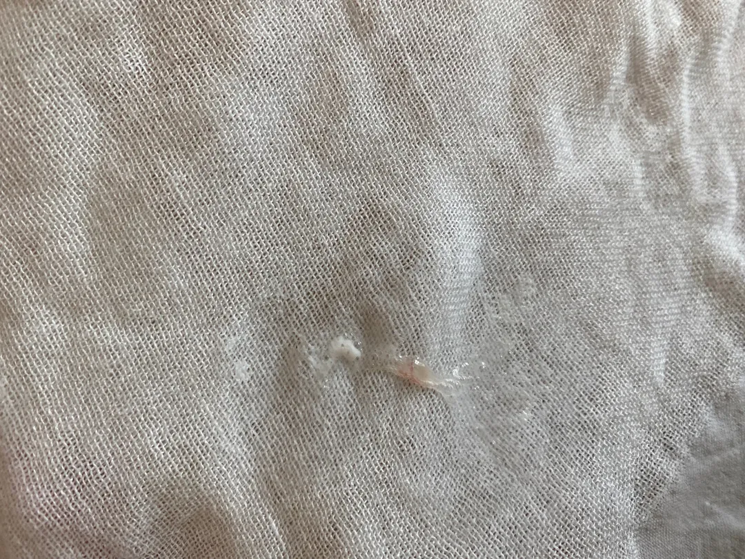 분유먹고 개웠는데 색이 이상해요 ㅠ