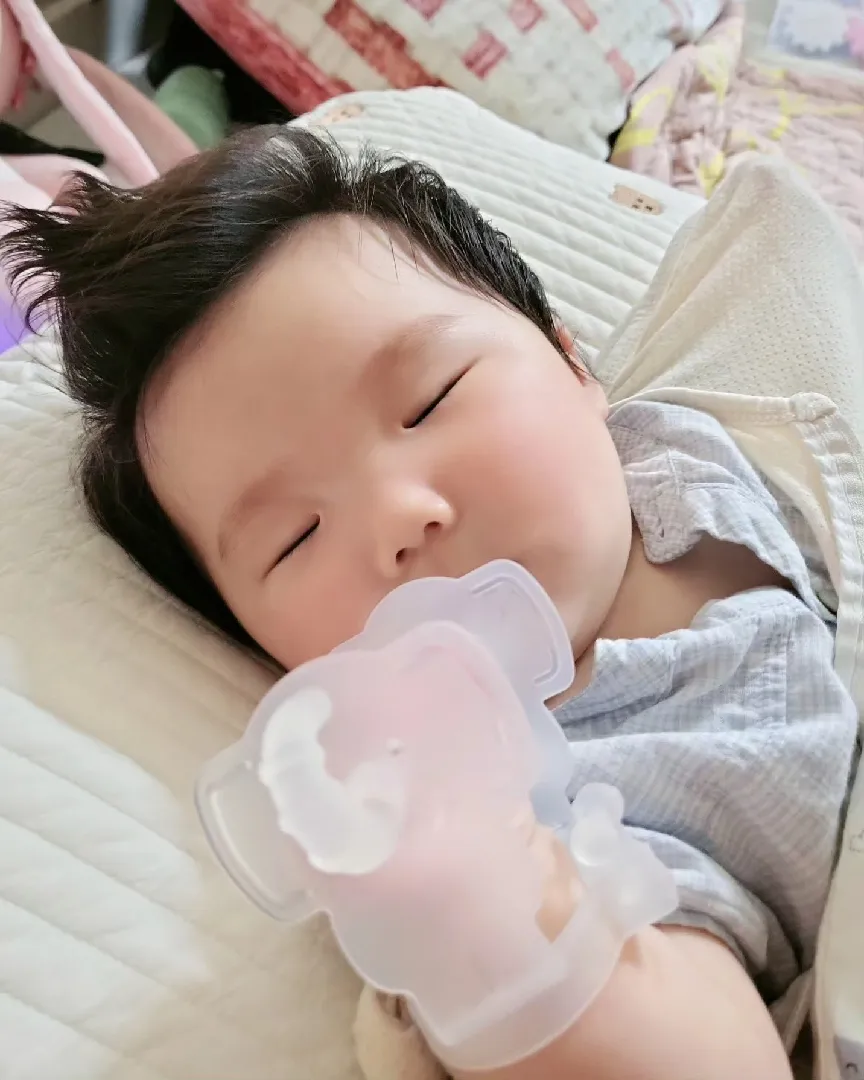 치발기 잡고 잠든아기 손에 치발기 풀어줘야될까요?