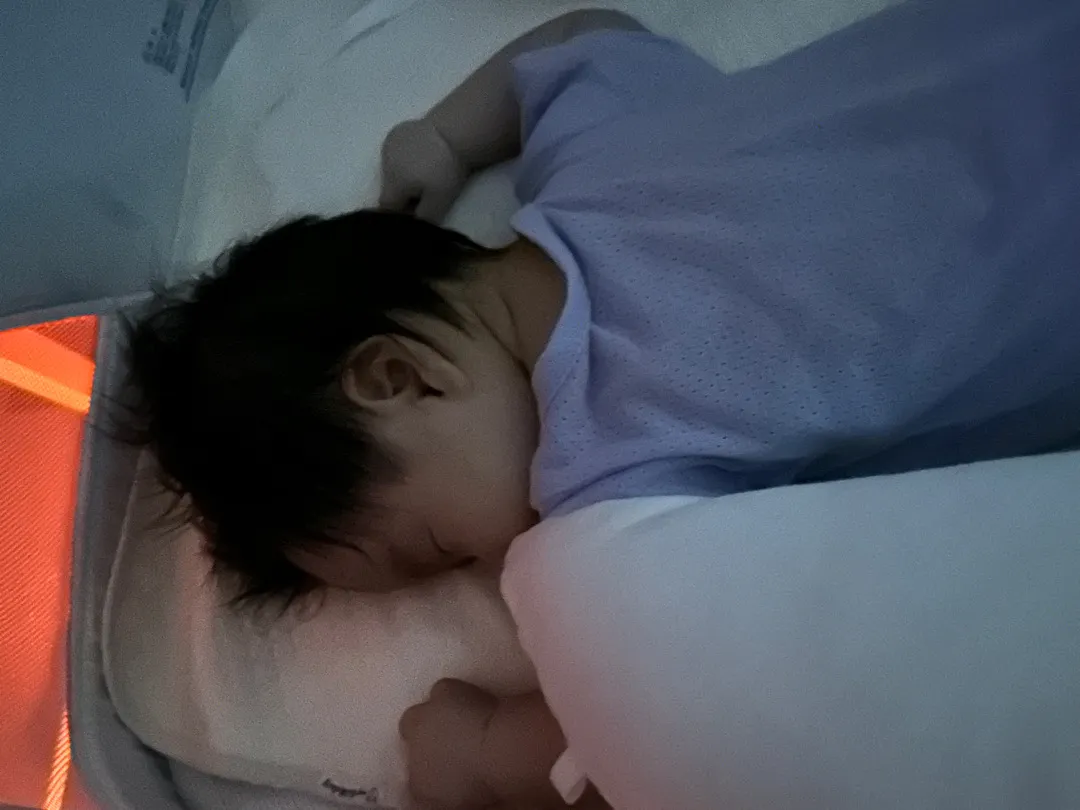 아기가 엎드러 즐 때 한쪽만 고개를 돌리는데 어케 해야할까요