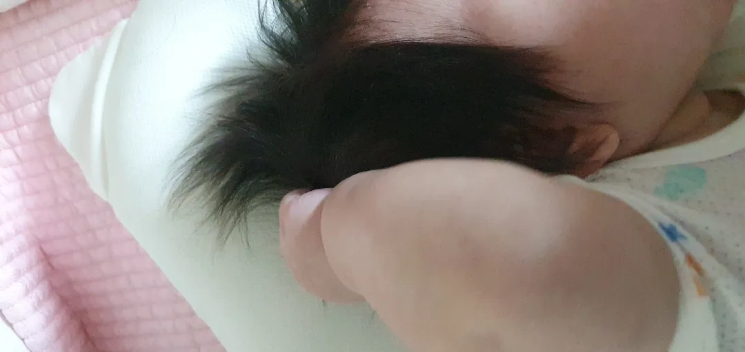 머리집어뜯는아기..?
