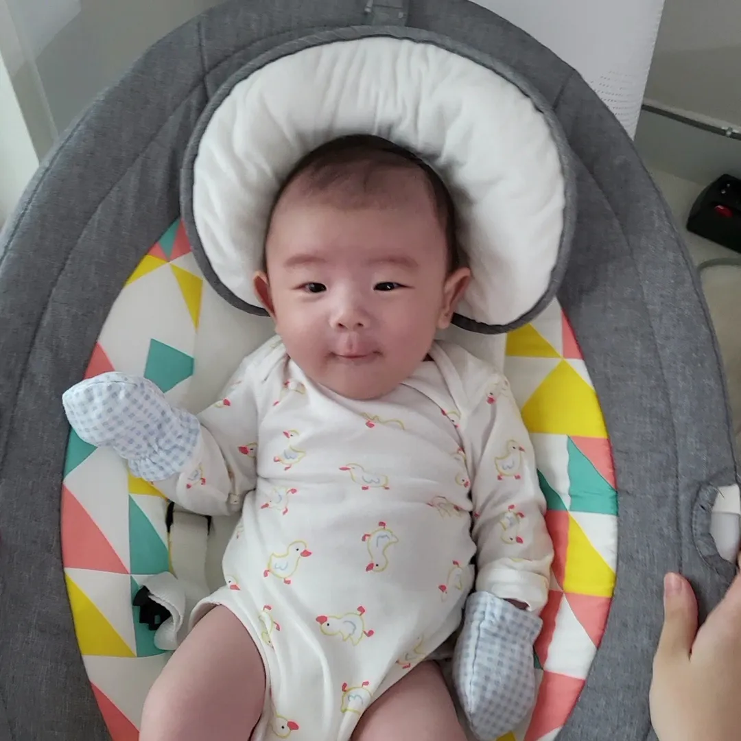 2개월 접종 후 잘 안 자는 아기 있나요 ㅠㅠ