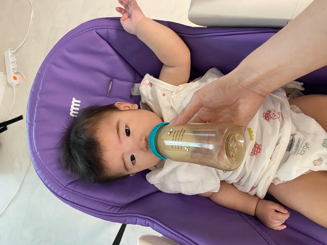 젖병 언제 잡고 먹을까요?