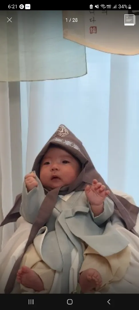 백일상 사진 보다 발견한 손가락 하트