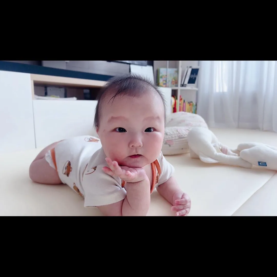 맨날 턱괴고있는 애기있으신가용??