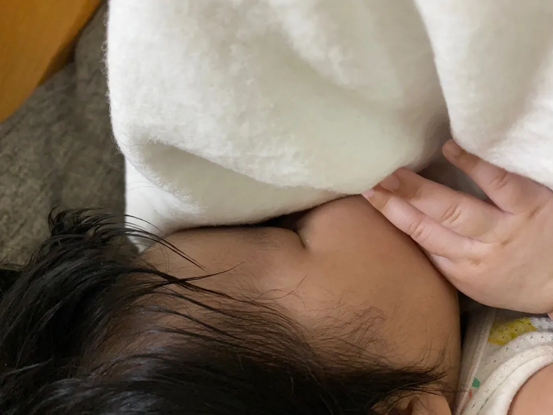 잘때 얼굴을 파묻는 아기 (호흡걱정 ㅜㅜ)