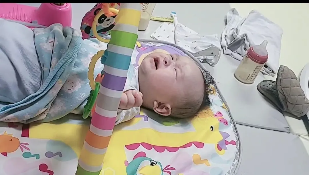 인상쓰고 옹알이 ㅋㅋ