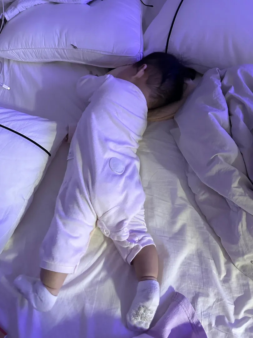 생후176일 아가 뒤집기 아직도 못해요 ㅠㅠ몇주째 자기나름 뒤집을려고 애쓰는데 ..
