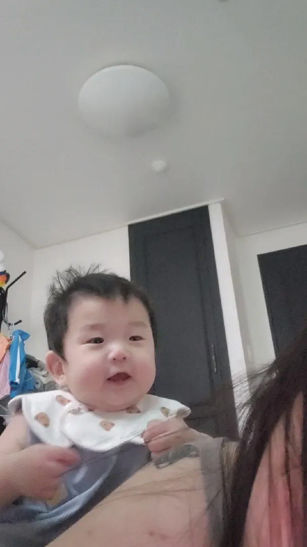 ㅠㅠ어제 아기한테 대왕신경질 냈더니 악몽이라도 꿨나봐요