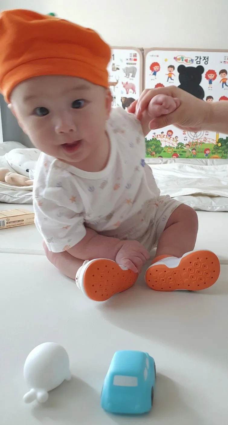 아 엄마 좀 놔보라고 쟤가 번쩍거리잖아!