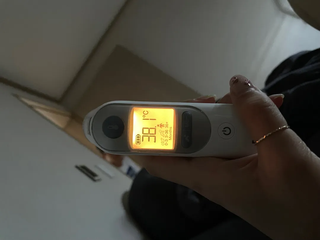 어제 백일해맞고 응급실다녀왔는데 이렇게 열나고 못걸을만큼 아픈가요?