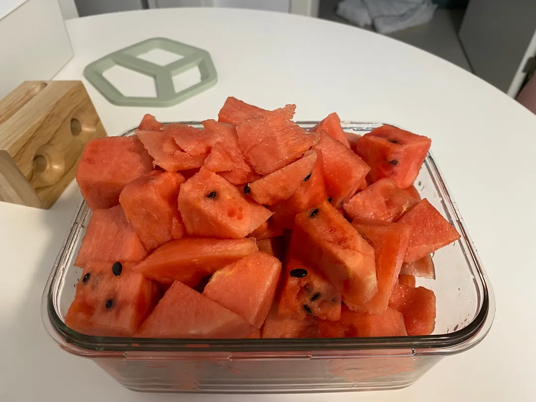 아침 부터 수박 통에 잘라 놓고 먹고 있어요 ㅎㅎ