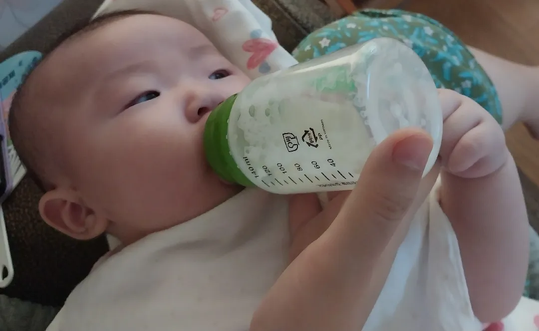 98일 아기 며칠 전부터 분유를 먹을 때 제 손가락을 잡아요.