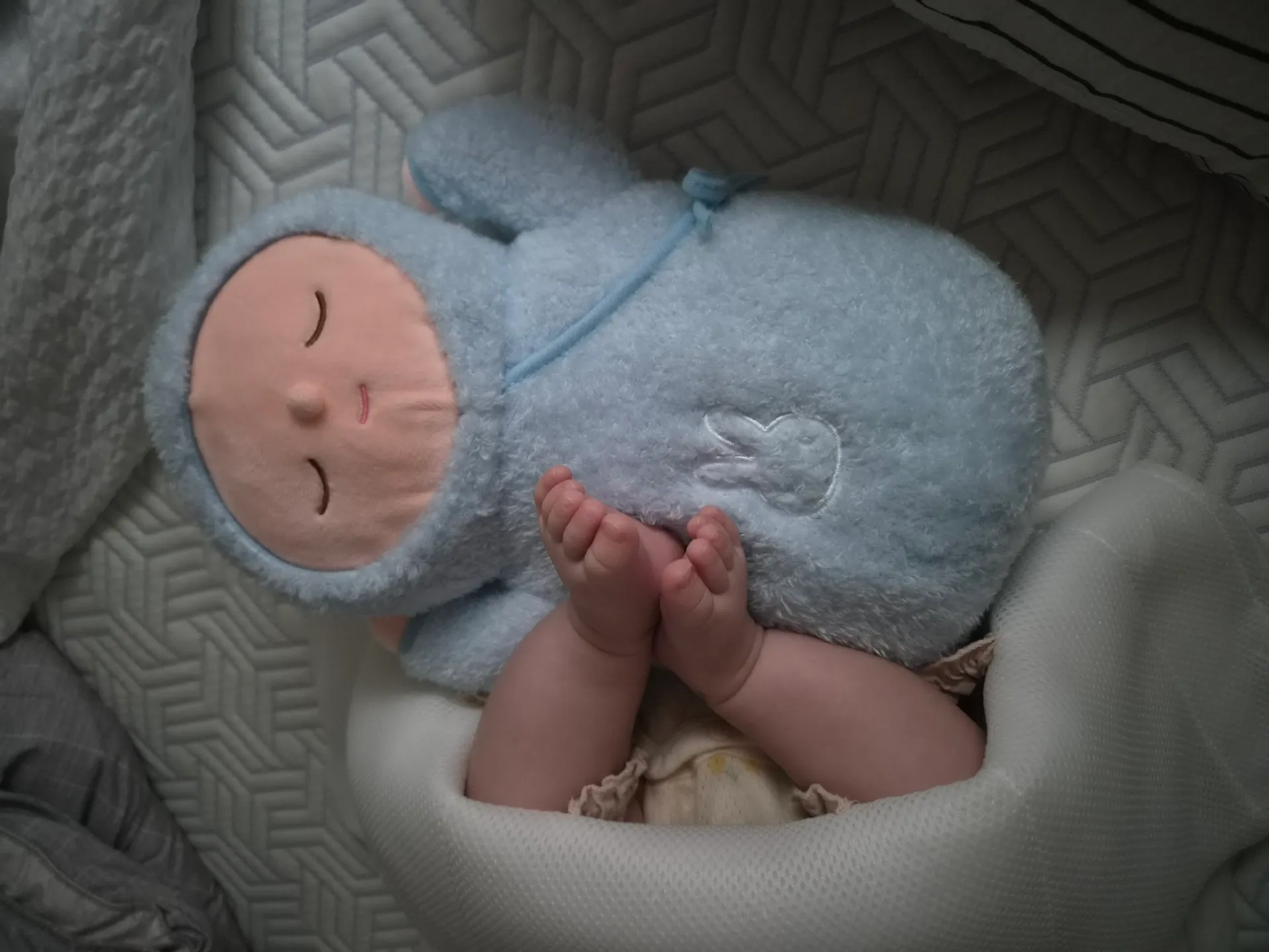 잘때 발에 배게 깔고 자기