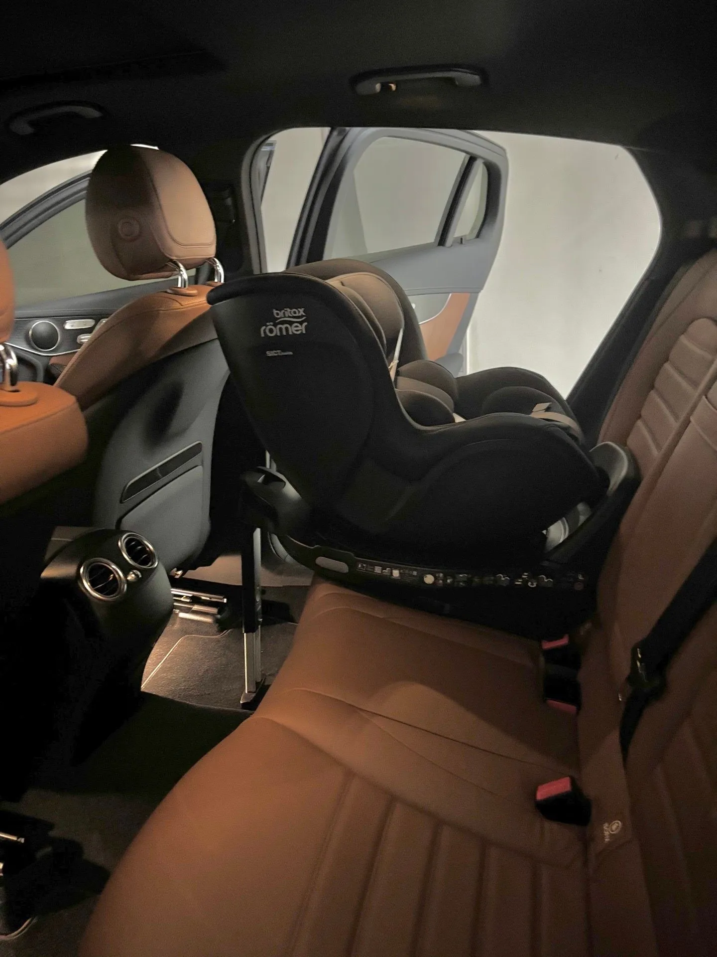 사용 방법이 간단한 신생아 카시트 듀얼픽스 프로 벤츠 GLC 300E 설치 후기 4