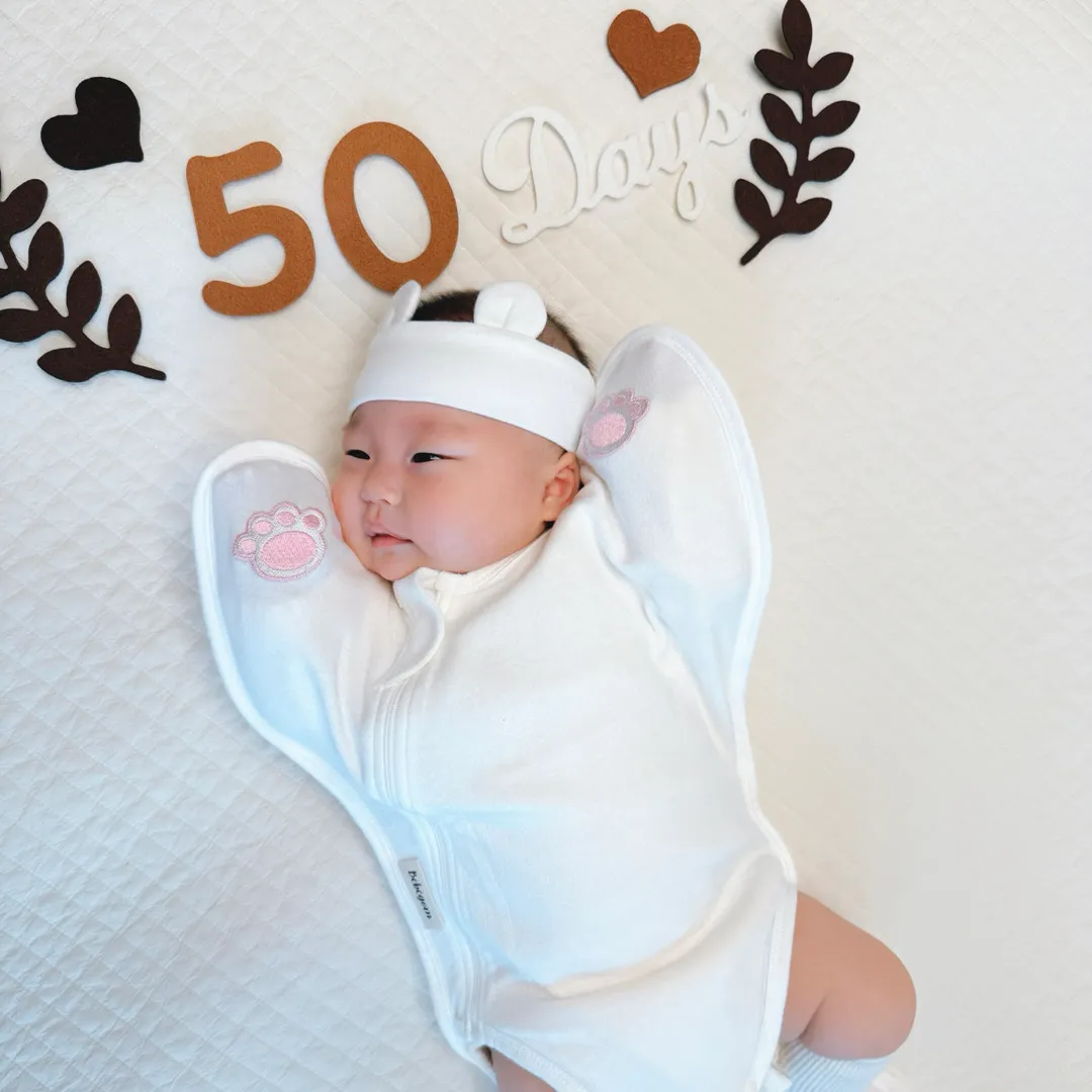 베베곰🩷 스와들수트 헤어밴드 양말 세트로 50일 사진 찍었습니다