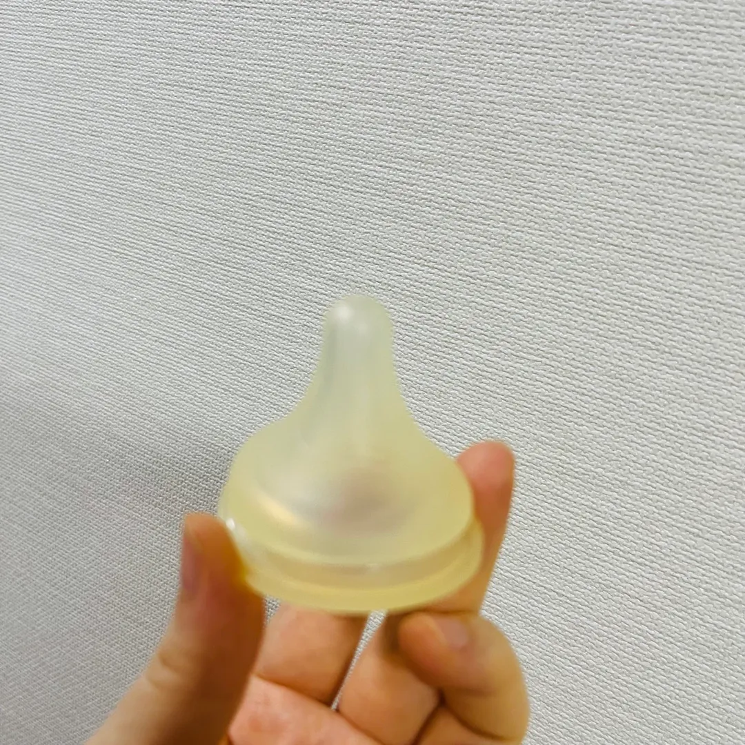 젖병 젖꼭지 색이 변했어요