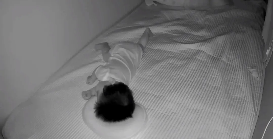 옆으로 자는 아기 괜찮나요?