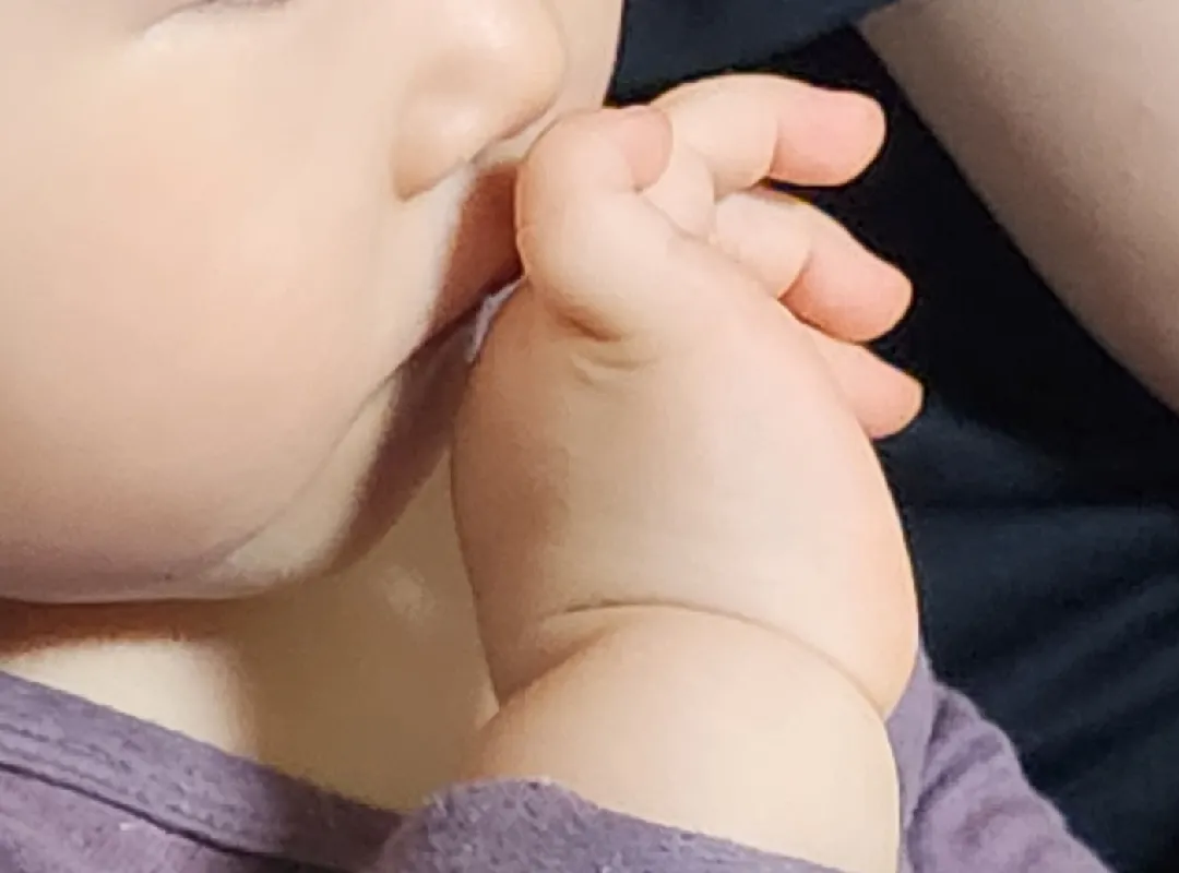 잠오면 손등 입에 갖다 대는 아기