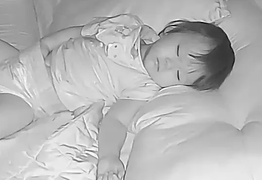 기저귀에 손 넣고 자는 아기