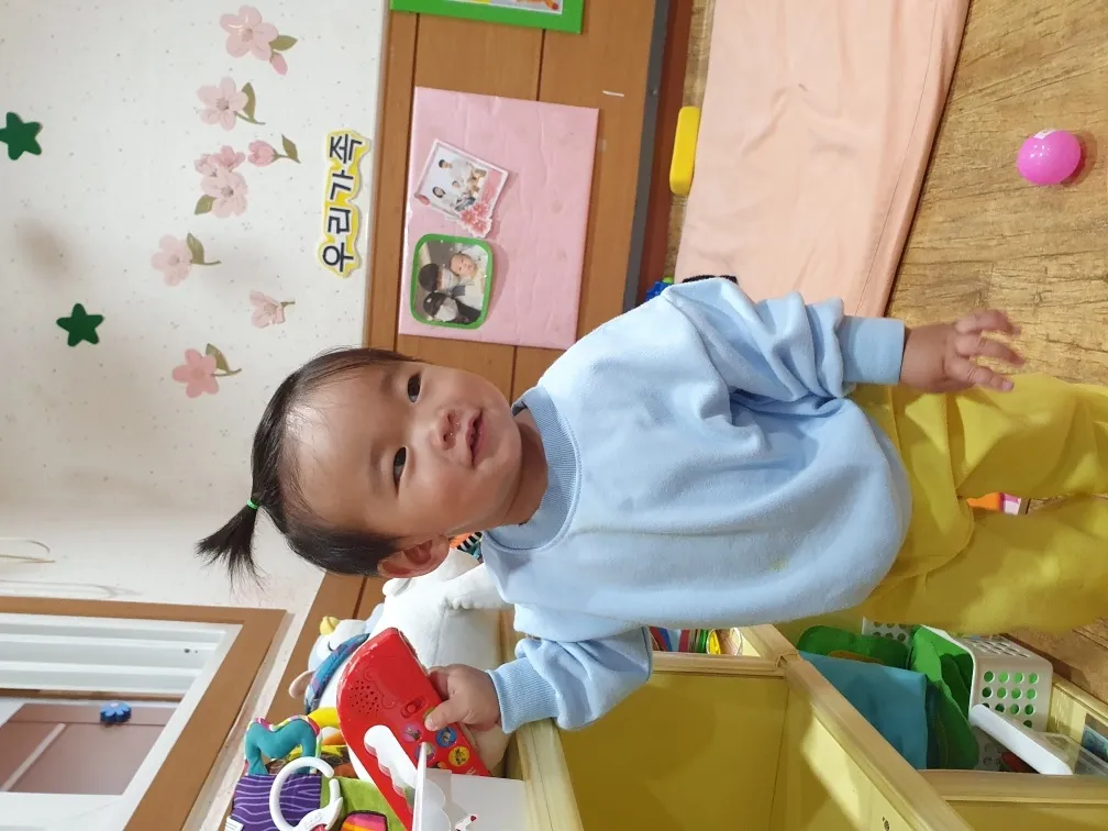 율이 드디어 혼자서 걸음마 시작했어요