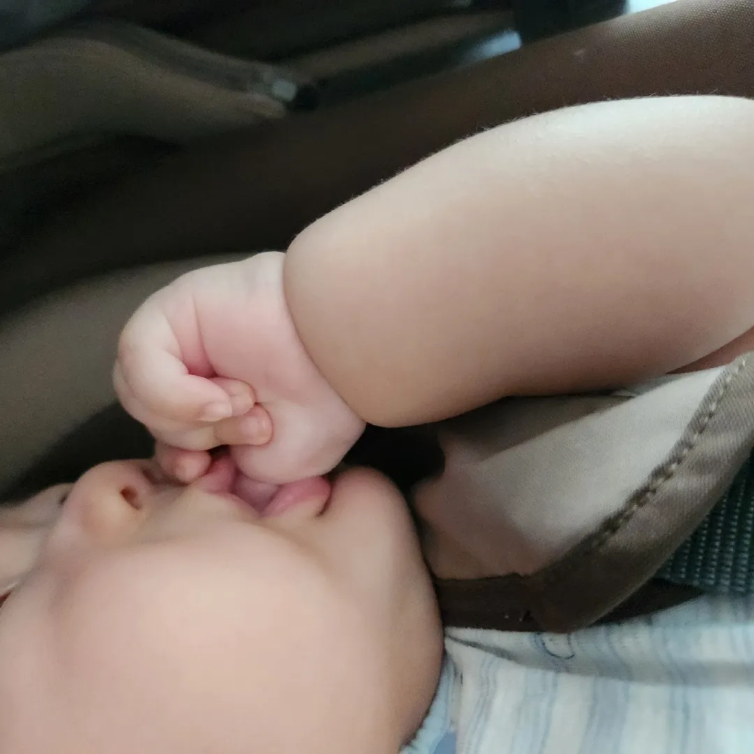 쪽쪽이 안쓰시는 엄마들 계세용? 아기가 엄지를 너무 빠는데 ㅠㅠ