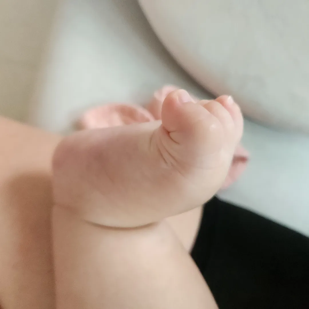 발에 이렇게 까지 힘주고 있는 아기있나요?ㅠㅠ