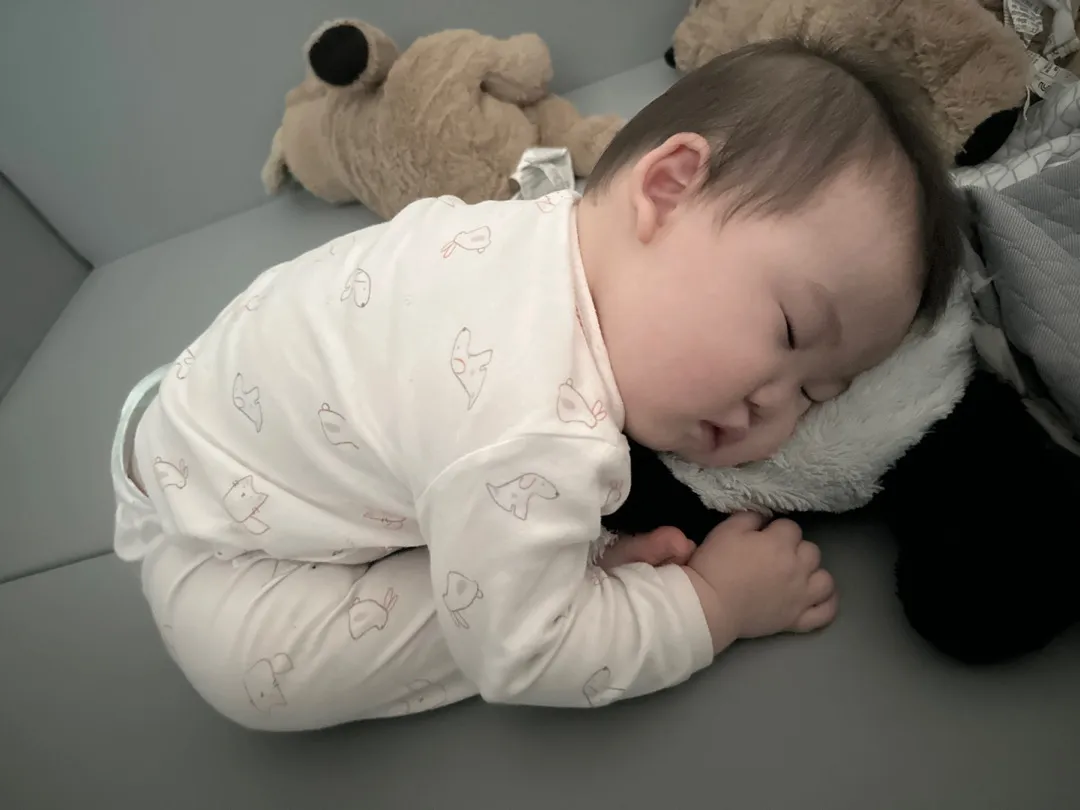 엎드려자는 아기
