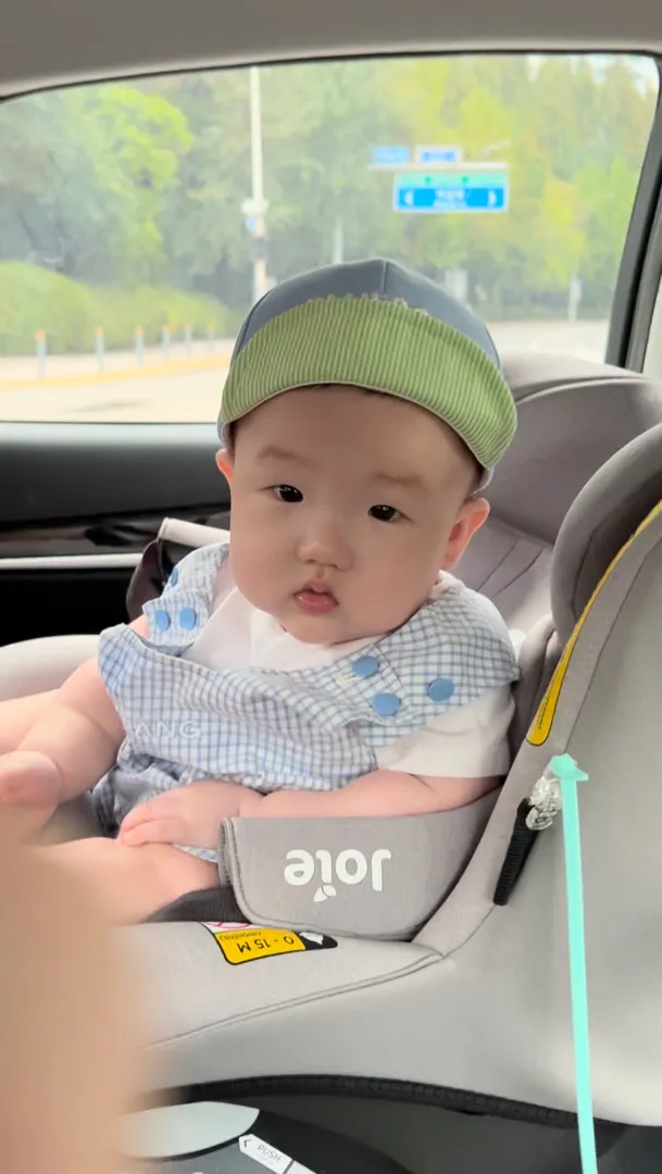 카시트에 앉기 싫어하는 방울이