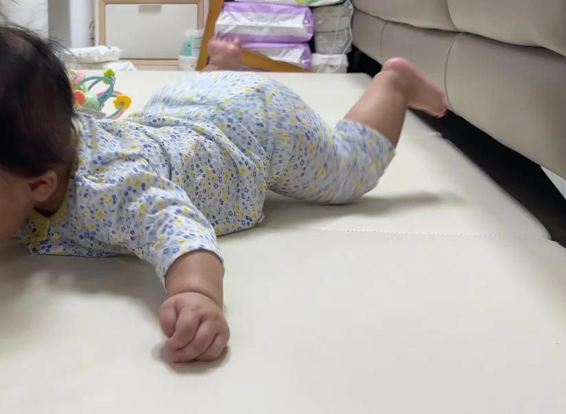 엎드려서 놀다보니, 발톱이 깨져요ㅜㅜ