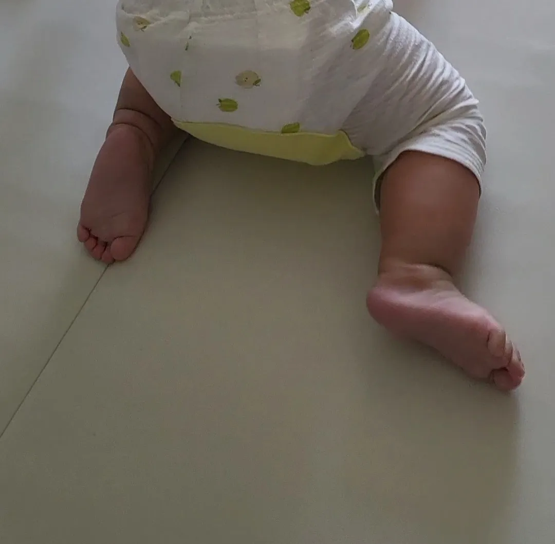 기어다닐때 발모양 좀 봐주세용♡