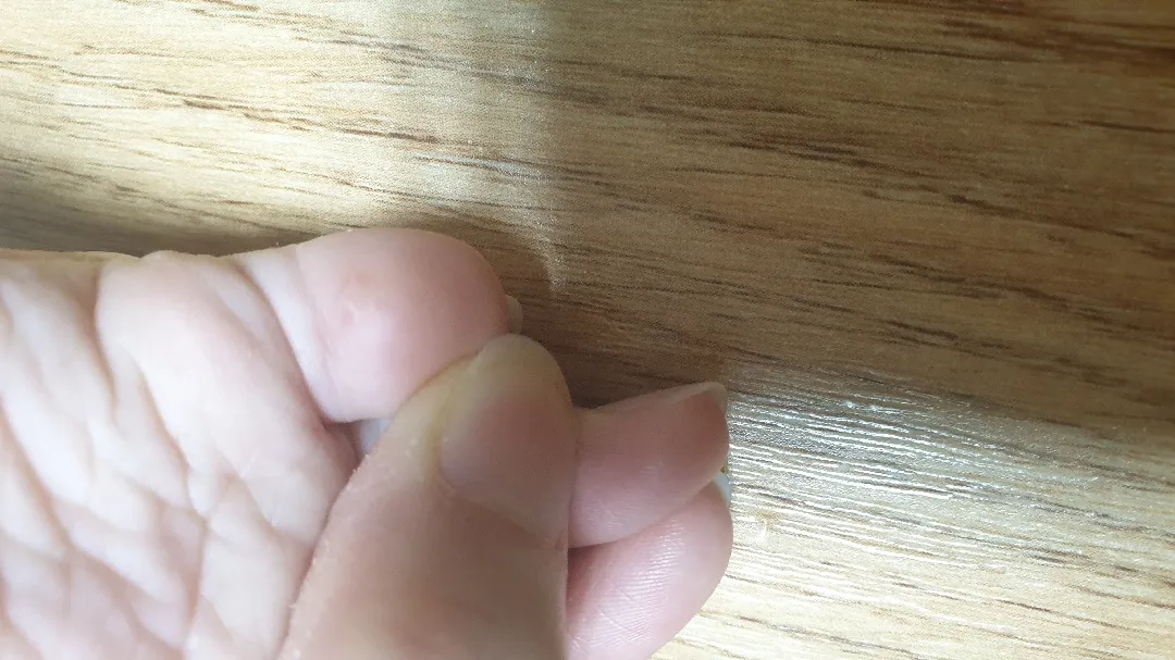 배밀이로 기는 아가 발