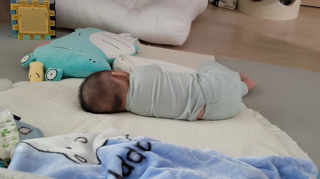 아기 낮잠...