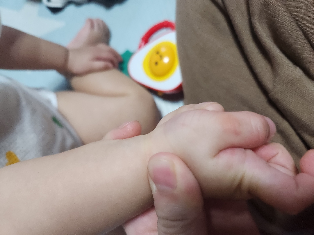 손가락 빠는 아기, 대처방법 추천해주세요!!!