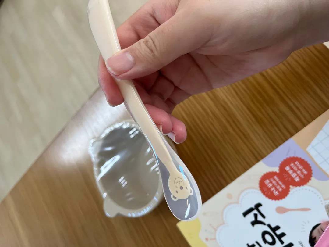 숟가락과 친해지는 중!