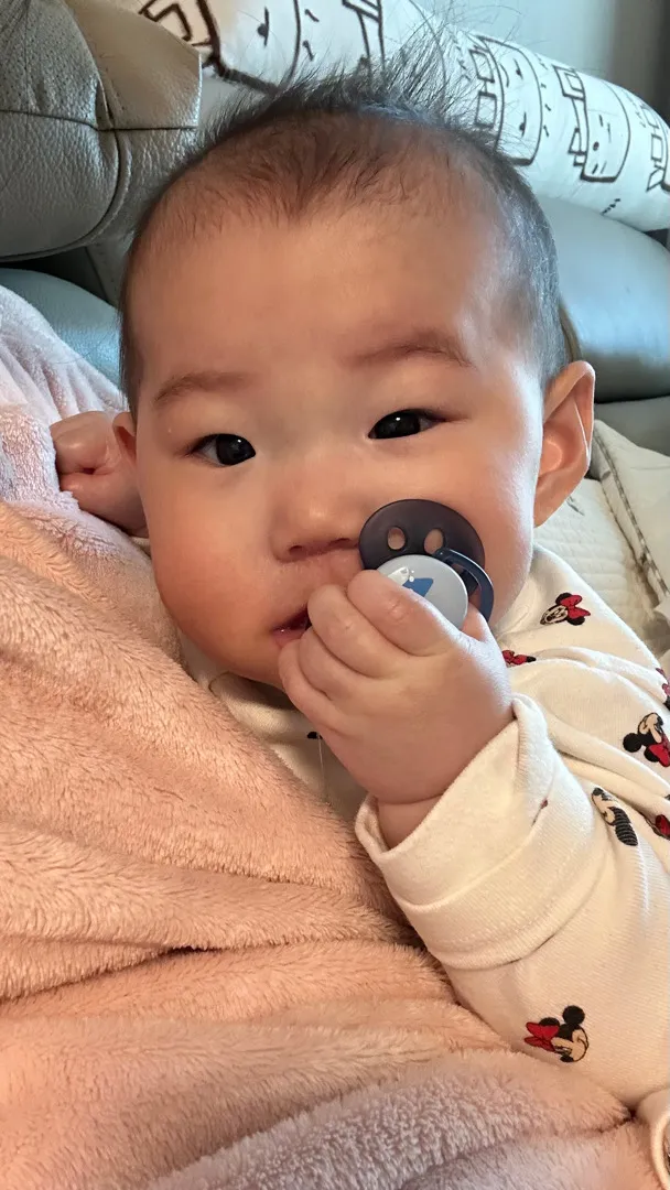 쪽쪽이 씹는 아기